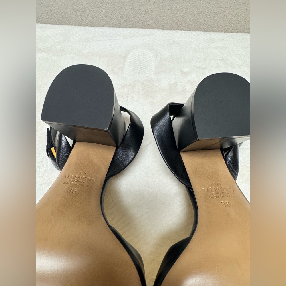 Valentino Garavani - One Stud 90 Leather Sandals - women’s Size 38 - US 8 - Picture 11 of 15